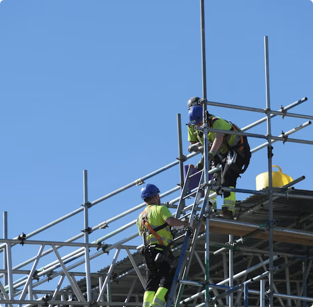 Pekerja melakukan pelatihan scaffolding